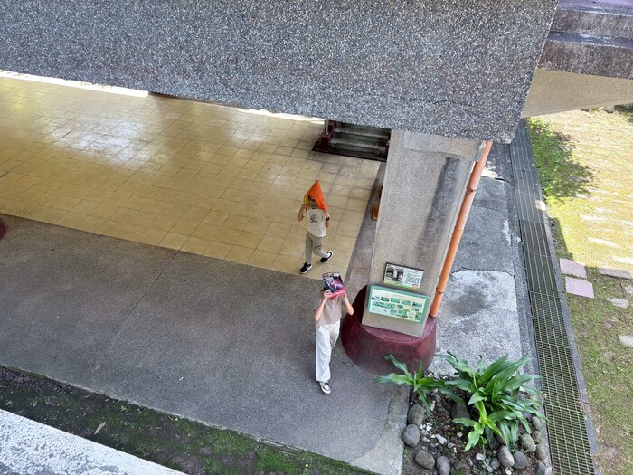 靠近建築物要保護好頭部、頸部。