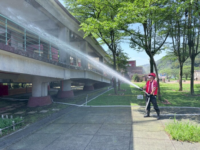 火勢延燒到牆面，消防水柱來幫忙。