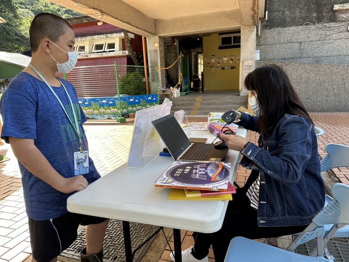 112學年度行動書車圖片