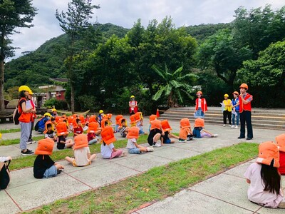 校長主持防災活動。