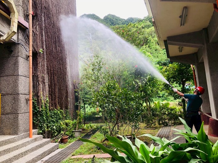 消防水線灌救演練。