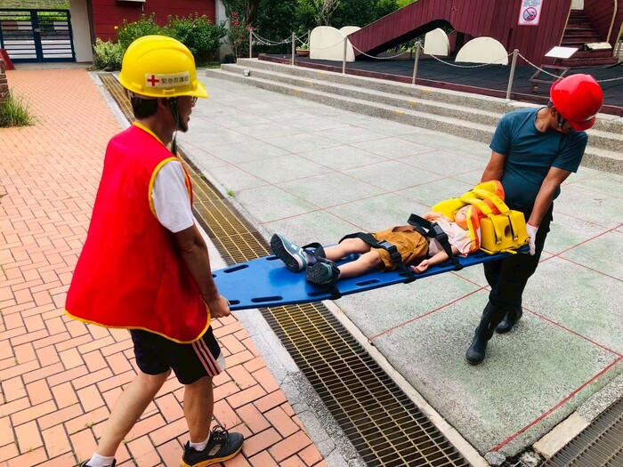 師生演練擔架分工。